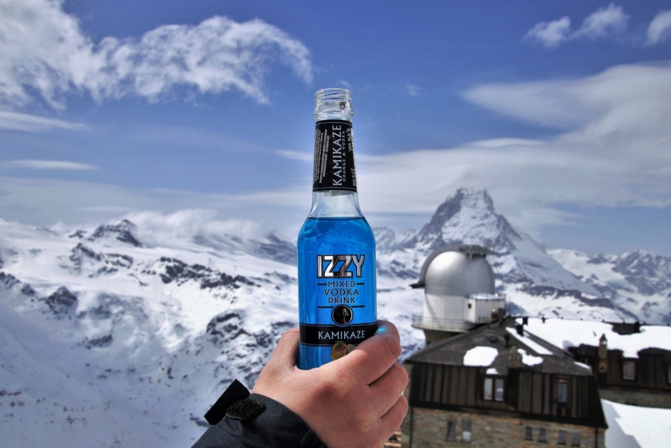 雪山滑雪旅馆手持蓝色鸡尾酒瓶特写