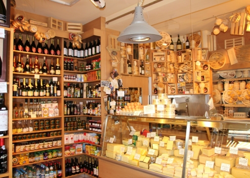 商店灯光室内货架新鲜食物酒饮