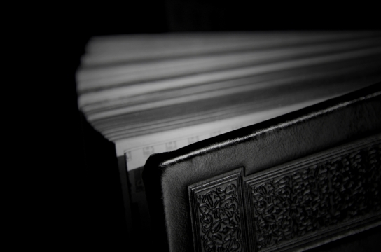 黑白虚化背景打开文艺封面书本内页