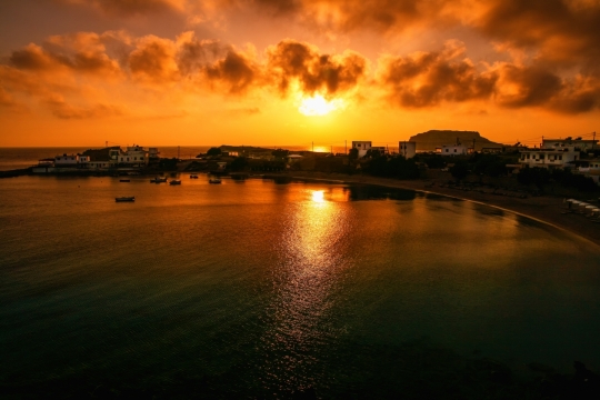 傍晚金黄色昏暗天空海边城市风光