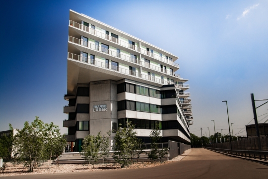 街道边奇形怪状公寓大楼建筑外观