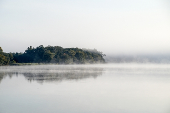 宽广湖面上弥漫雾气仙境风光
