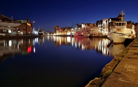 夜晚城市码头美丽景色和水中倒映