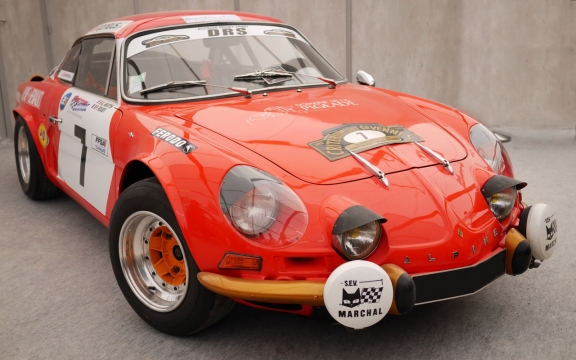 建筑室内崭新古典豪华红色轿车