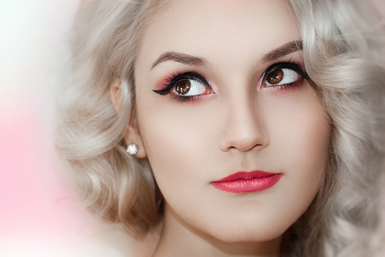 银色卷发时尚妆容美女肖像写真