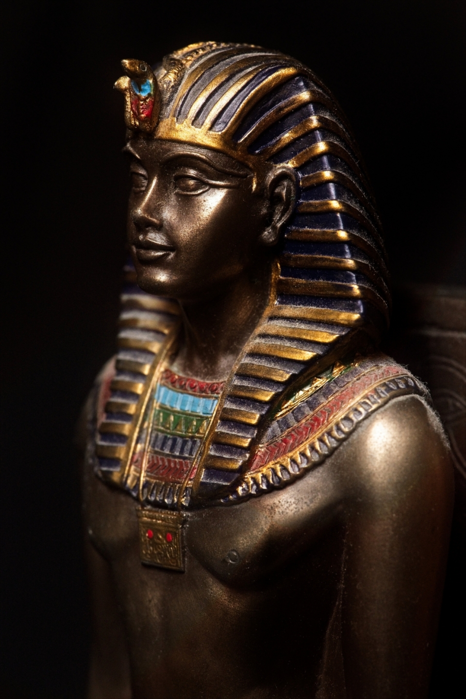 昏暗室内金属彩色艺术埃及法老塑像