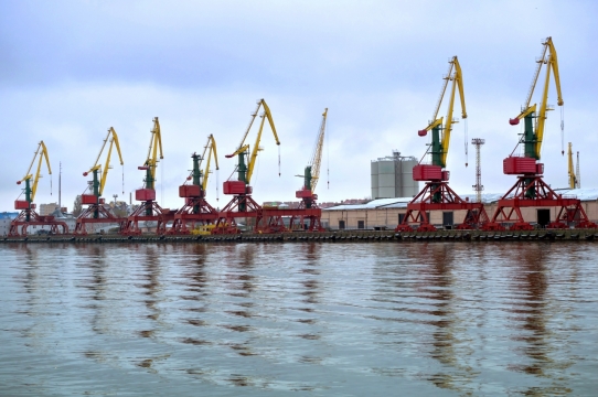 河边工厂器械天空外景