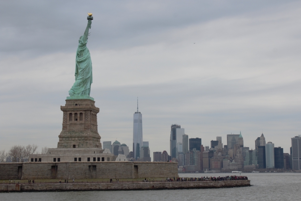 阴天纽约自由女神像全景