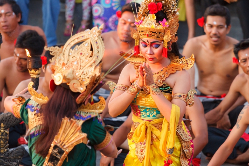 巴厘岛传统舞蹈的男性女性