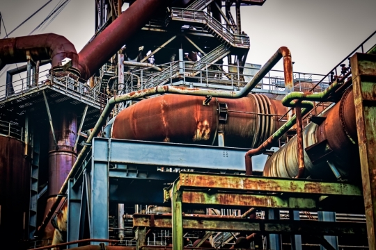 工厂室外破旧彩色工业设备