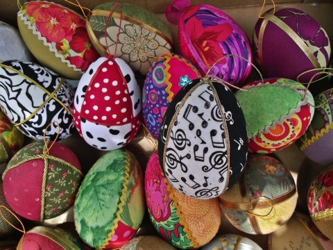 户外悬挂彩色艺术装饰彩蛋