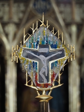 神圣教堂中的耶稣受难十字架装饰