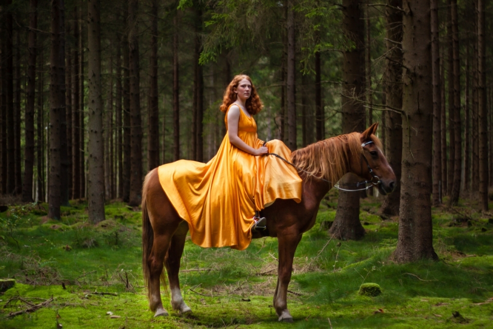 自然森林骑马穿黄色长裙金发美女