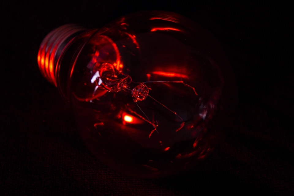 微距摄影_昏暗室内红色灯光透明玻璃灯泡