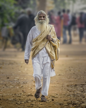 人物摄影_城市街道公园中苍老蓄胡长发男性