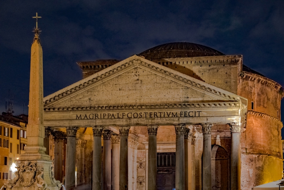 夜晚罗马城市街道古典历史建筑