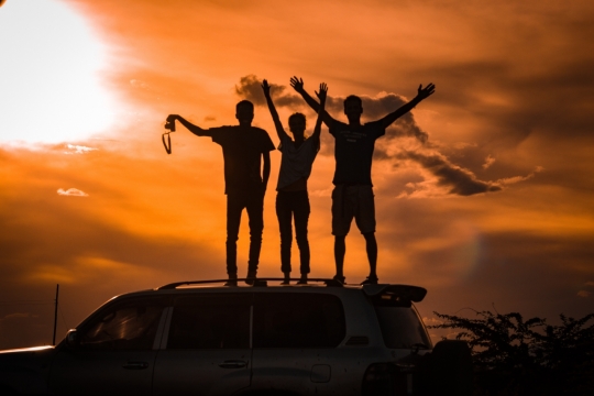 日落车顶友谊上进黄昏太阳天空晚霞毕业旅行青春