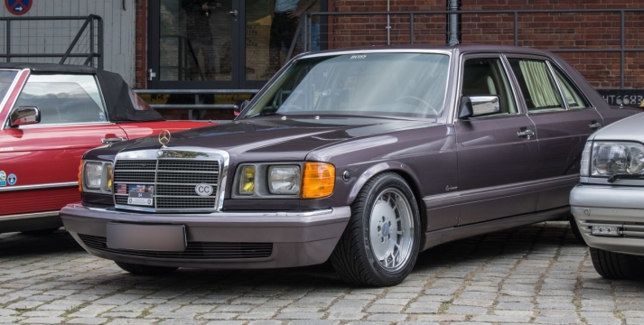 城市街道建筑前黑色老式轿车