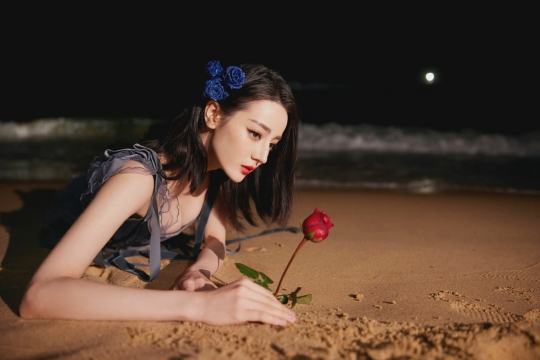 GQ人物盛典迪丽热巴写真图片