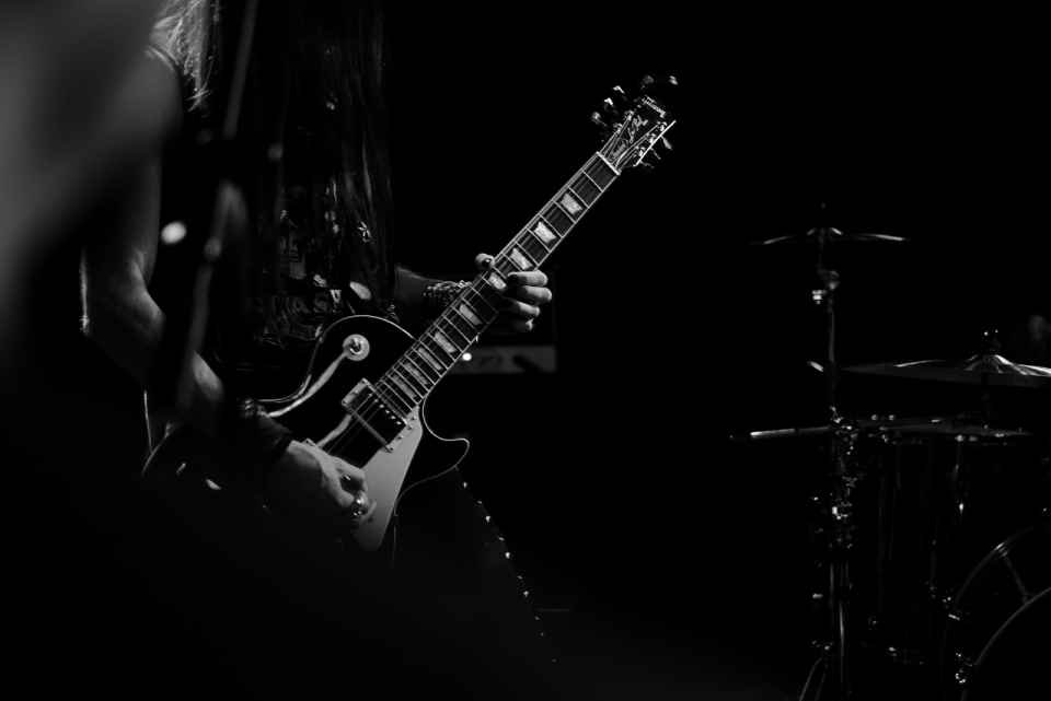 黑夜中的摇滚吉他手超嗨摄影
