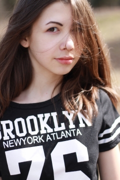 黑色短袖亚洲少女人物特写