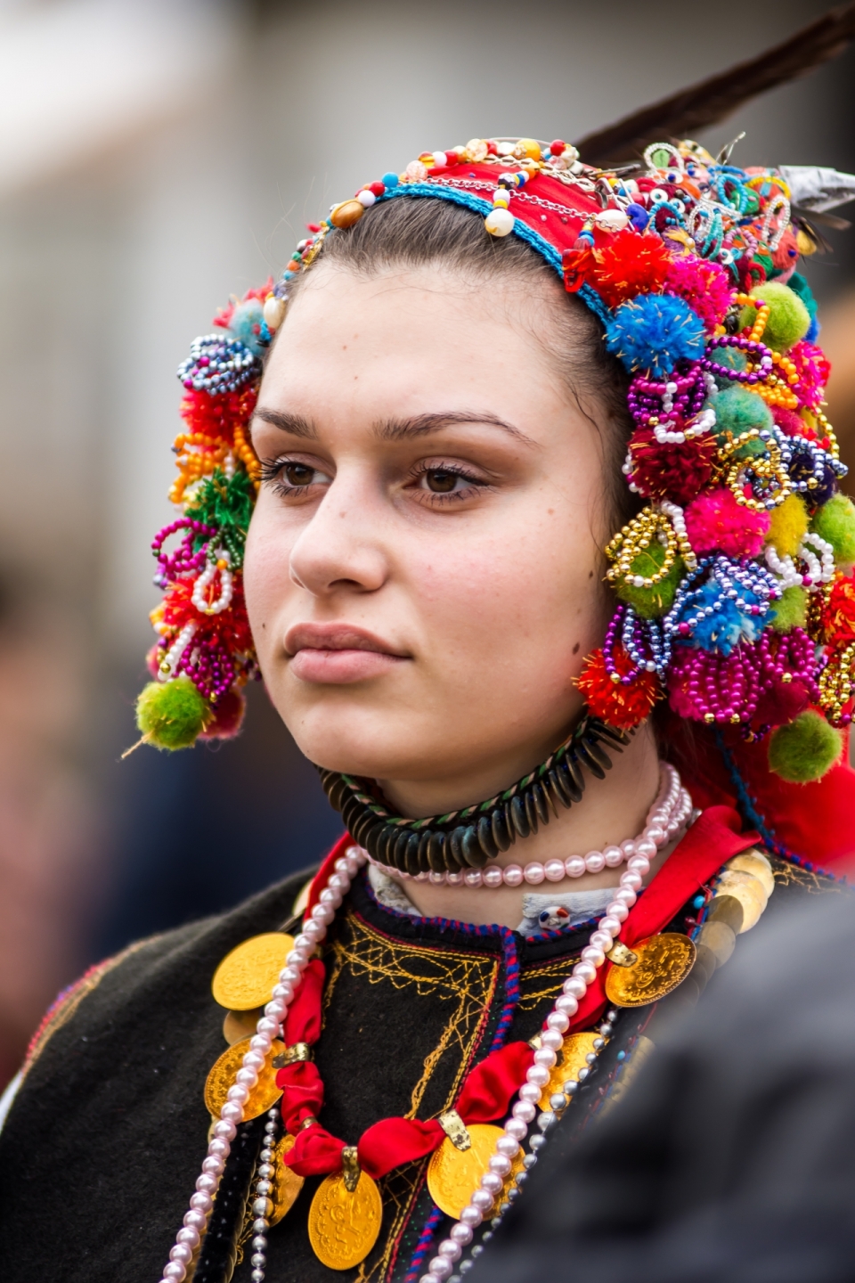 城市街道穿彩色传统艺术服饰女性