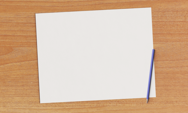 简约书桌上的白纸和铅笔镜静物摄影