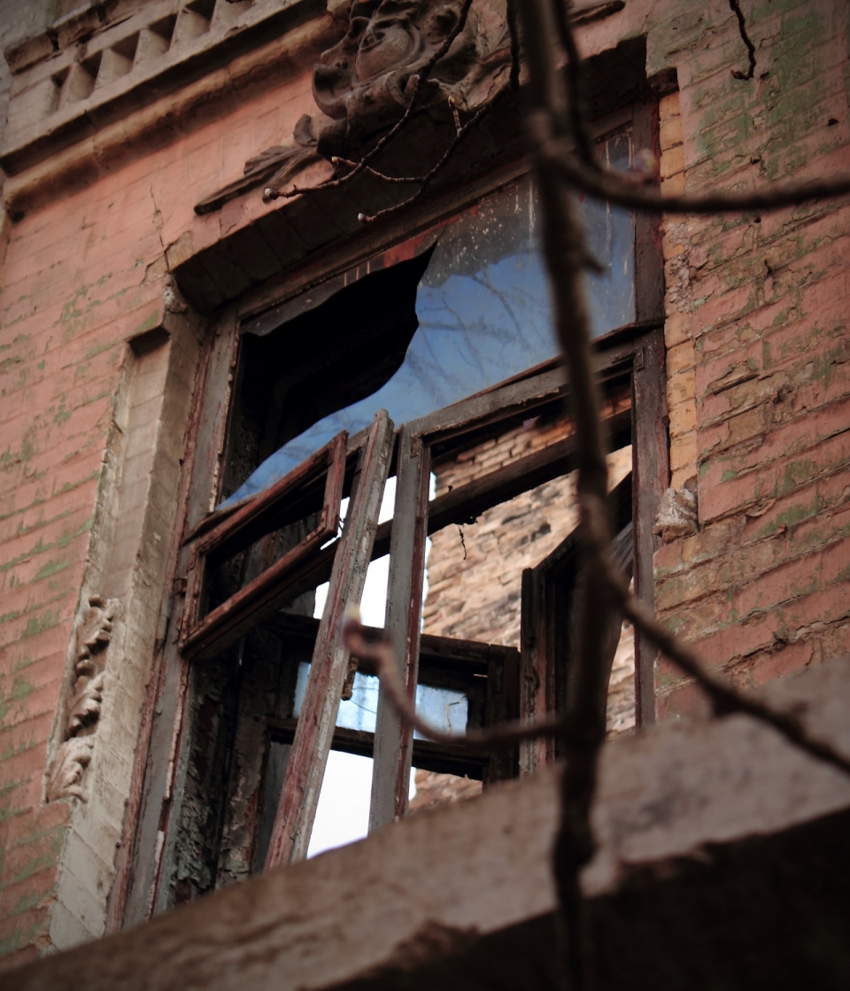 破旧老房红砖墙壁木窗外观