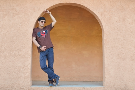 站在拱门边摆设姿势带着墨镜的男子摄影