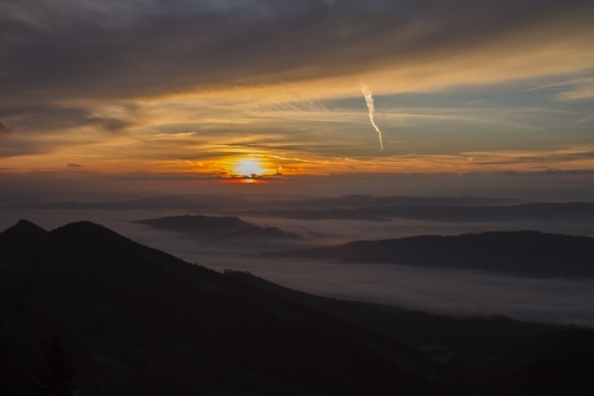 天边海岸线落日余晖温暖晚霞美景