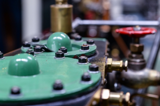 工厂内的工业金属制机器设备