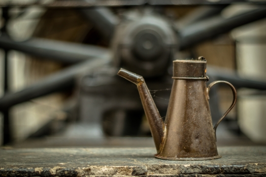 虚化背景工厂是捏石台陈旧金属壶