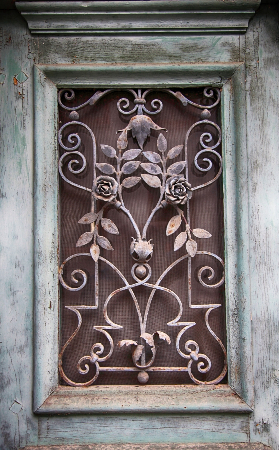 老旧木头窗户铁艺花纹镂空雕花装饰