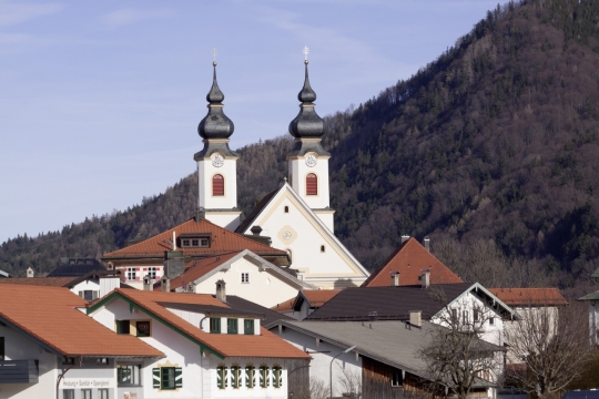 山峰旁白墙红顶低矮建筑村庄