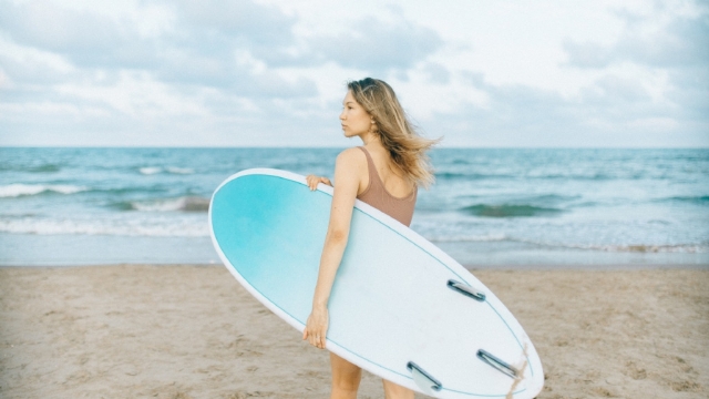 海边冲浪运动美女妖娆高清桌面壁纸