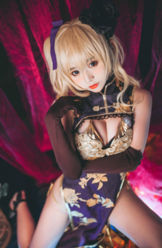 金发萝莉开胸旗袍高清特写