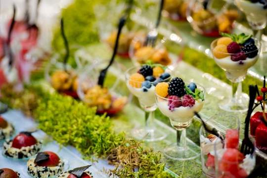 取餐台上水果酸奶甜品美食摄影