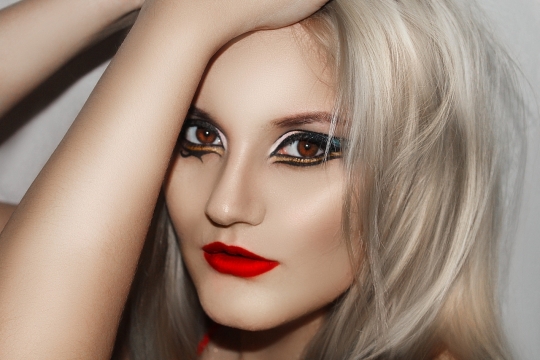 灰色墙壁时尚妆容金色长发美女