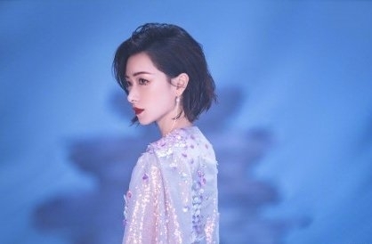 性感女明星万茜海洋风亮片深v长裙搭配精致妆容写真