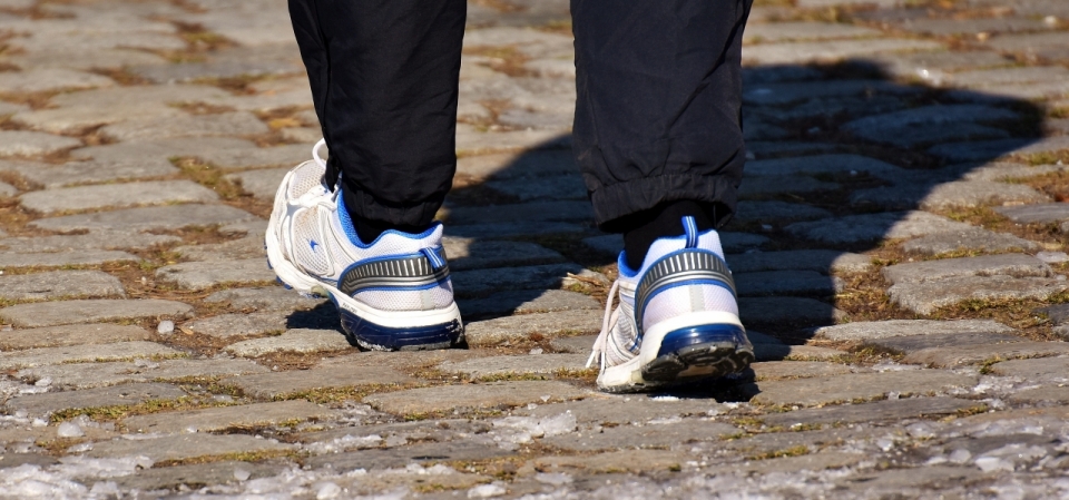城市街道跑步运动男性腿部运动鞋特写