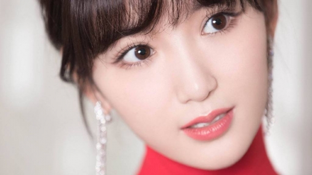 性感美女明星毛晓彤妩媚优雅高清桌面壁纸