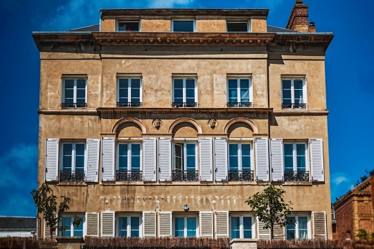 蓝色天空城市街道古老房屋建筑