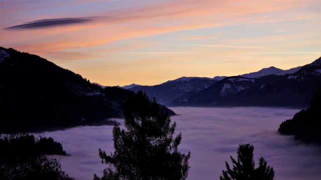 高山上傍晚落日云彩美景