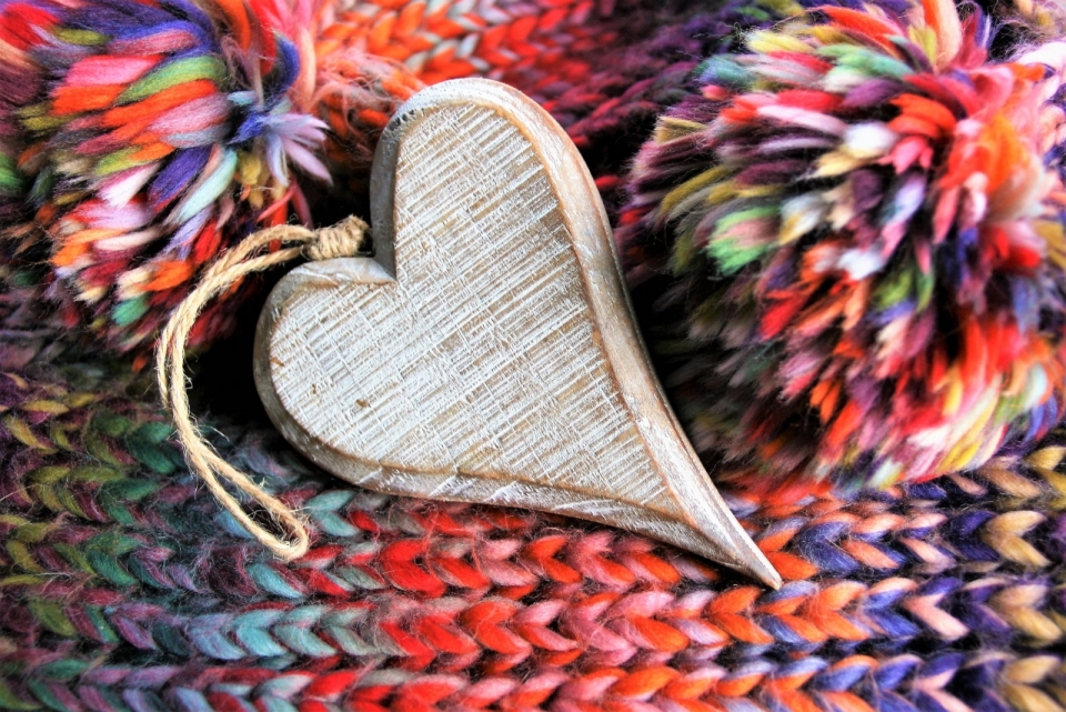 温暖彩色针织围巾上木制心形装饰