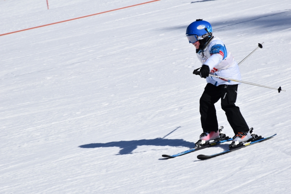 冬天寒冷滑雪场滑雪运动儿童