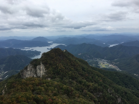 天空航拍森林山顶美景摄影