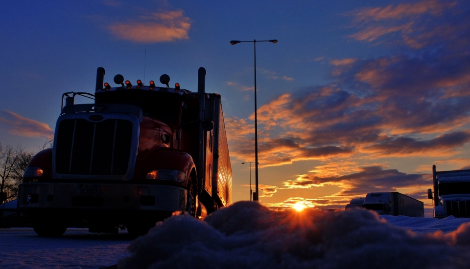 落日夕阳美丽晚霞风光下的货车