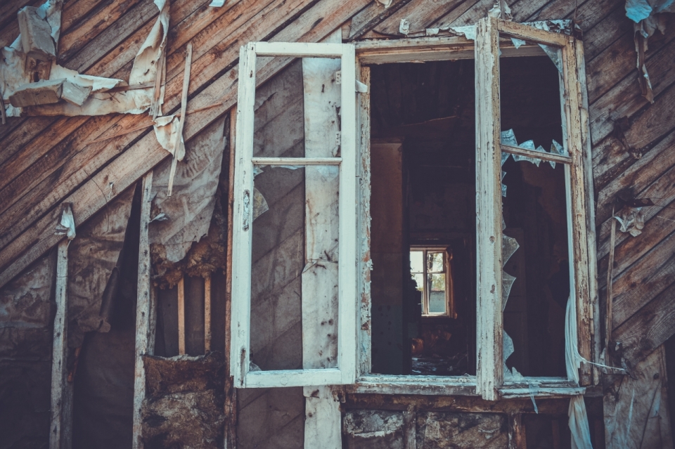 废弃破旧木制房屋建筑白色窗户