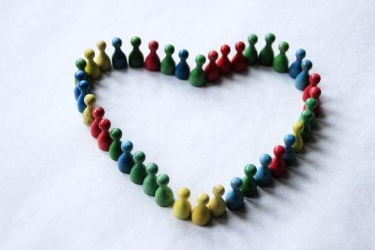 白色石质桌面彩色棋子排列心形