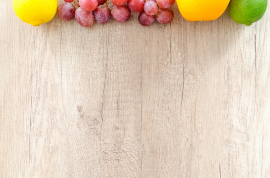 简约木质餐桌上水管美食